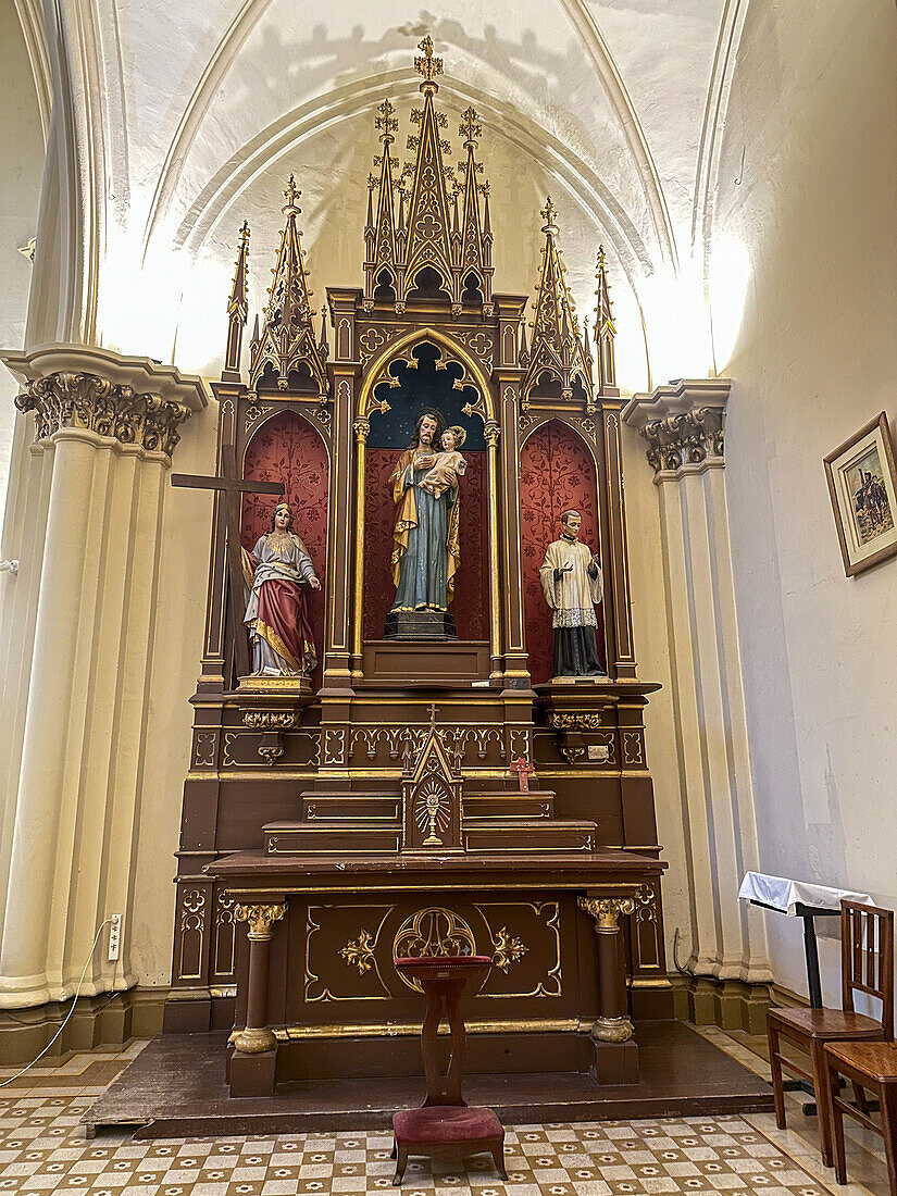 Ein kunstvoll geschnitztes Holzaltarbild in der Kirche San Vicente Ferrer in Godoy Cruz, Mendoza, Argentinien.