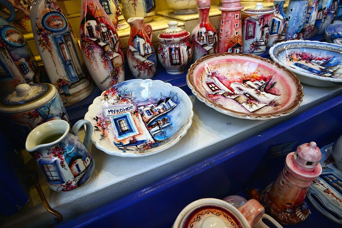 Dekorative Teller zum Verkauf in einem Geschäft, Mykonos, Griechenland