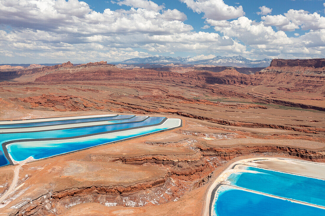 Verdunstungsteiche in einer Kali-Mine, in der Kali im Lösungsbergbau in der Nähe von Moab, Utah, gewonnen wird. Blauer Farbstoff wird hinzugefügt, um die Verdunstung zu beschleunigen.