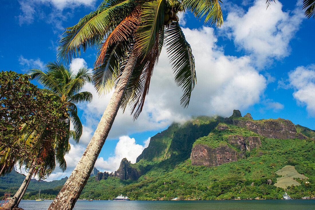 Hanse explorer private Kreuzfahrt vor Anker in Moorea, Französisch-Polynesien, Gesellschaftsinseln, Südpazifik.