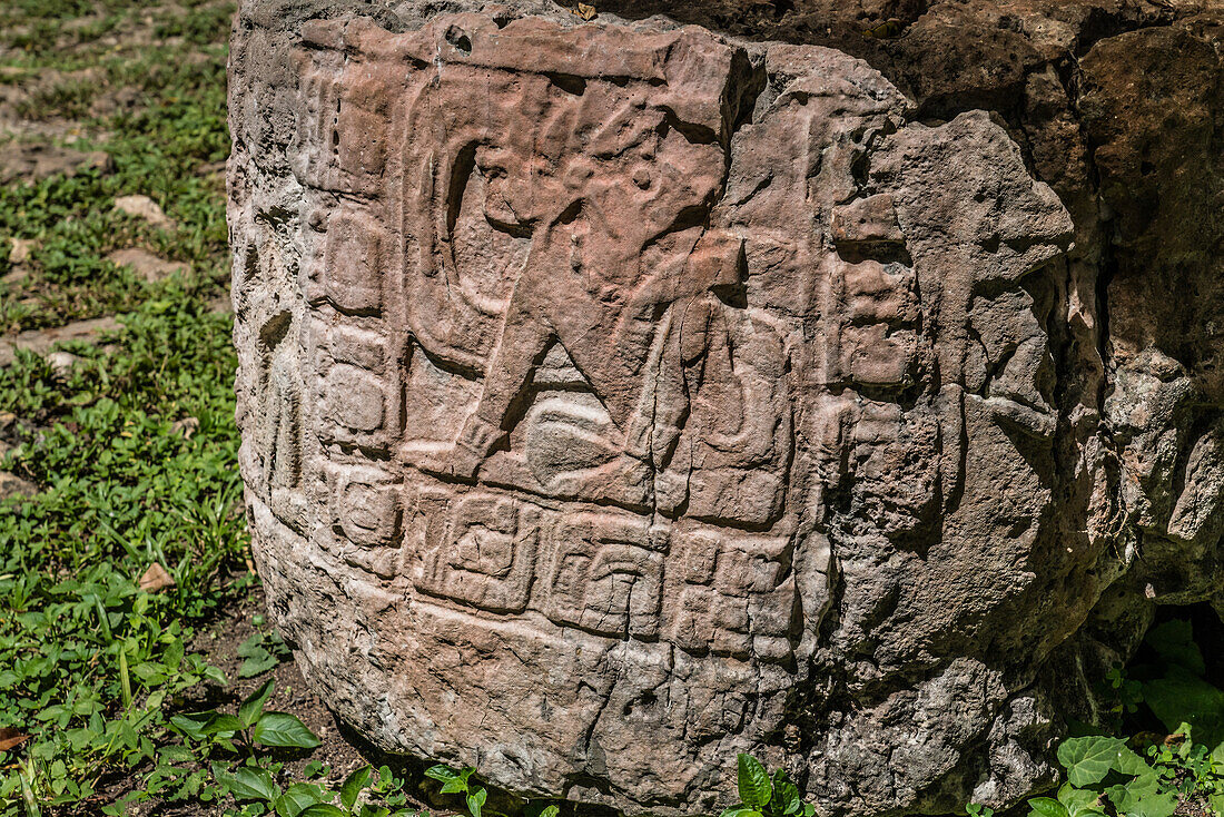 Altar 1 steht vor dem Gebäude 19, dem Labyrinth, in den Ruinen der Maya-Stadt Yaxchilan am Usumacinta-Fluss in Chiapas, Mexiko.