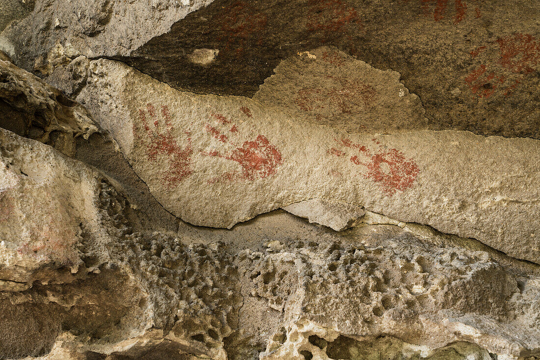 5.000 Jahre alte piktografische Felszeichnungen in den Mitla-Höhlen in der UNESCO-Welterbestätte der prähistorischen Höhlen von Yagul und Mitla im Zentraltal von Oaxaca.