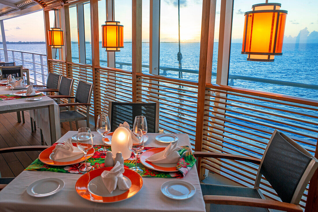 Restaurant auf der Luxuskreuzfahrt Paul Gauguin, Gesellschaftsinseln, Tuamotus-Archipel, Französisch-Polynesien, Südpazifik.