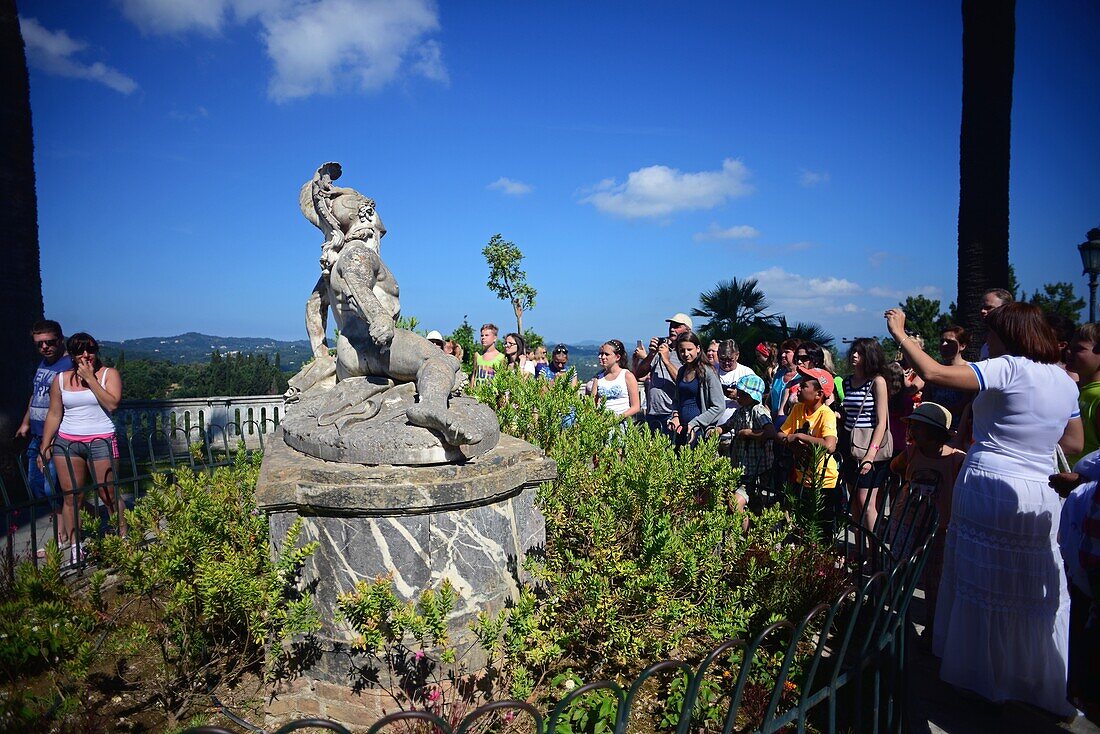 Der sterbende Achilles (Achilleas thniskon) in den Gärten des Achilleion-Palastes im Dorf Gastouri (Sisis geliebter griechischer Sommerpalast), Korfu, Griechenland