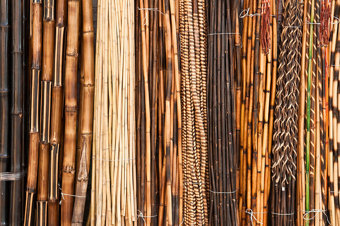 Dekorativer Bambus und Schilfrohr auf dem Kunsthandwerksmarkt in Tonal?, Mexiko.