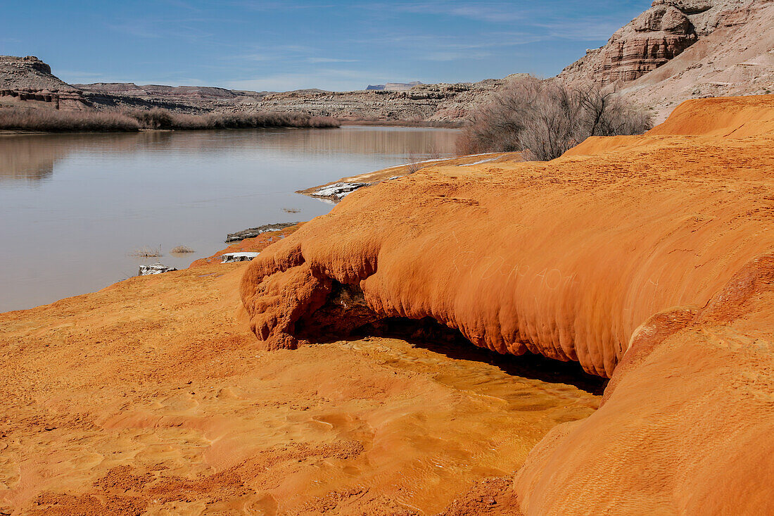 Farbenfrohe Travertinablagerungen um den Crystal Geyser, einen Kaltwassergeysir in der Nähe von Green River, Utah.