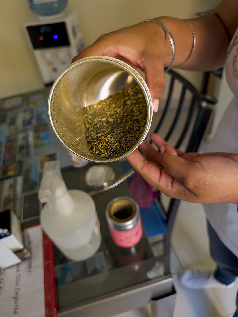 Ein Behälter mit Yerba Mate für die Zubereitung von Mate-Tee, dem Nationalgetränk Argentiniens, in Calingasta, Provinz San Juan, Argentinien.