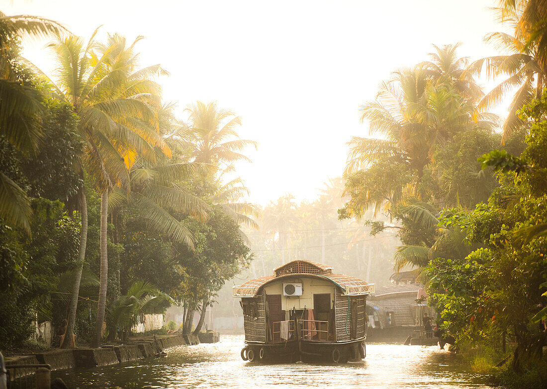 Hausboot in den Backwaters bei Sonnenuntergang nahe Alleppey, Alappuzha, Kerala, Indien
