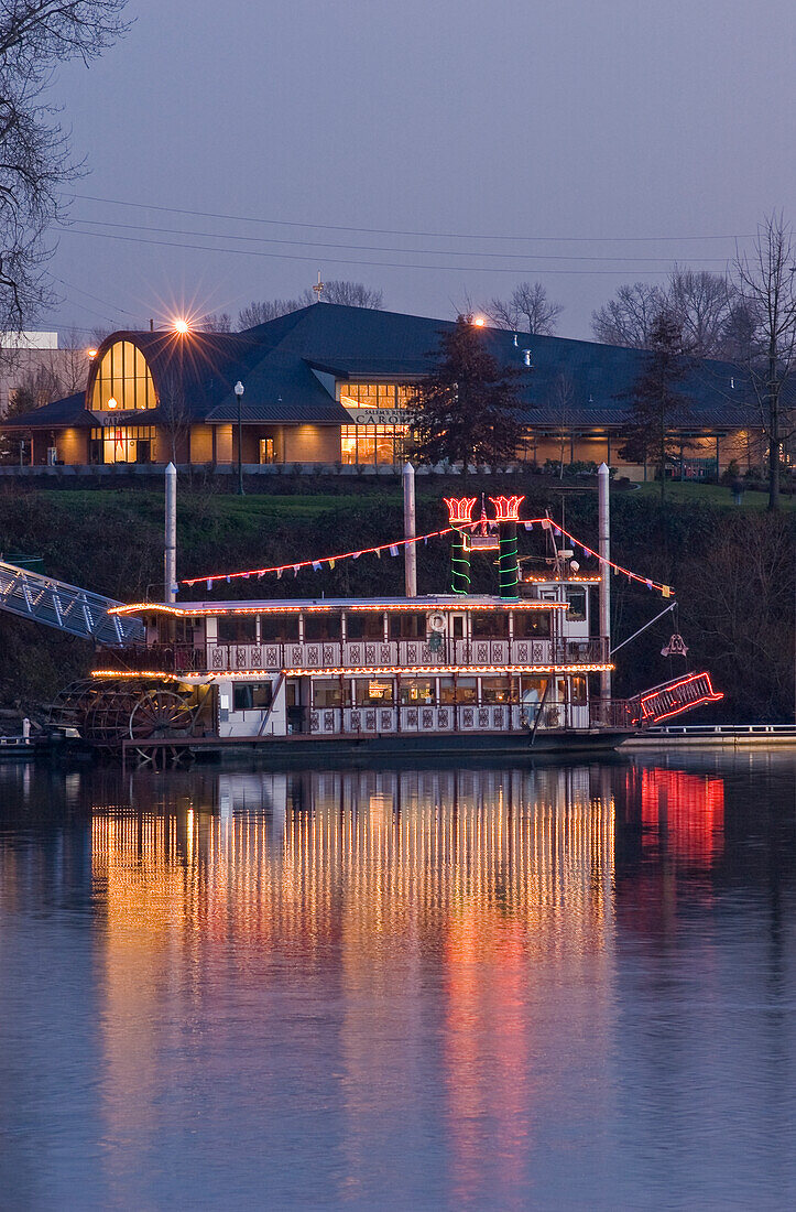 Sternwheeler "Willamette Queen" und Karussell am Flussufer von Salem; Riverfront Park, Salem, Oregon.