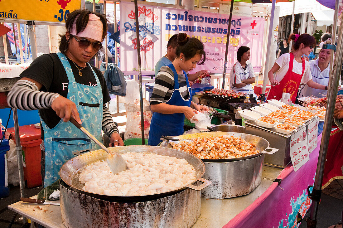 Stand eines Lebensmittelhändlers auf dem Chatuchak-Wochenendmarkt; Bangkok, Thailand. (Größter Markt in Thailand).