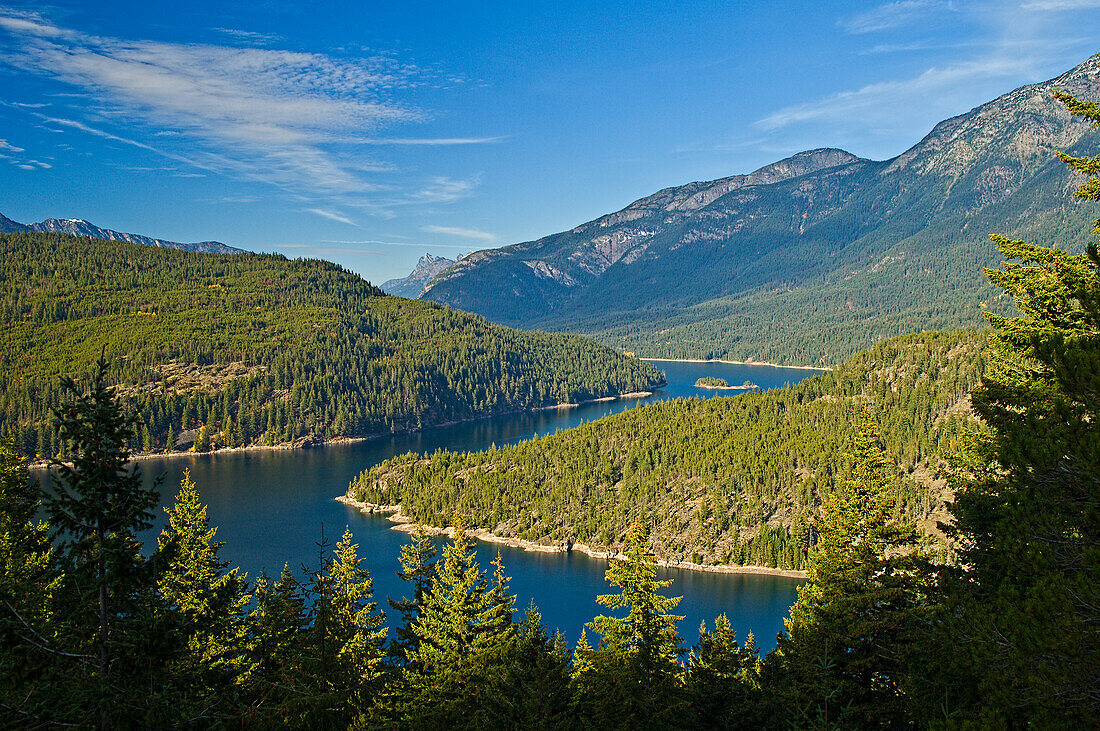 Ross Lake vom Aussichtspunkt am Highway 20; Ross Lake National Recreation Area, North Cascades National Park, Washington.