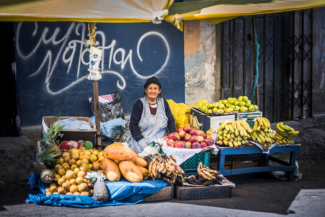 Obststand auf einem Straßenmarkt in La Paz, Departement La Paz, Bolivien
