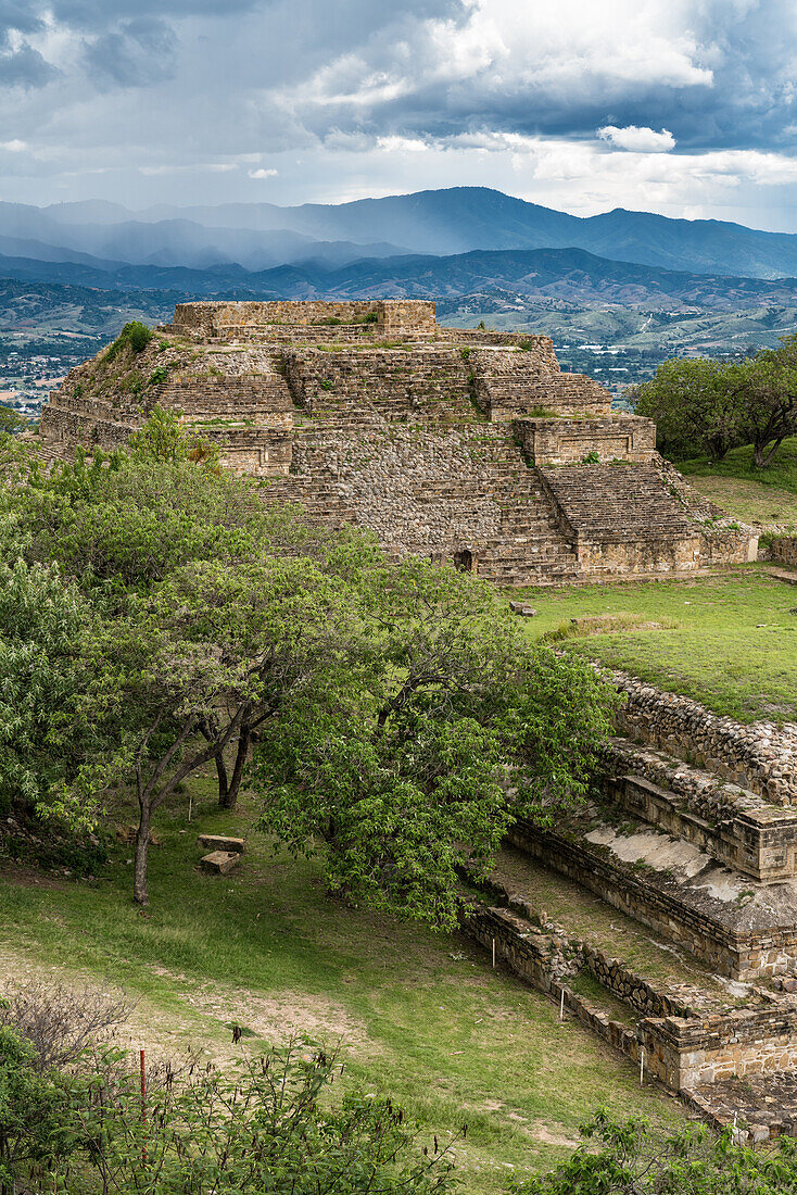 Der Blick auf die Pyramide des Systems M von der Südplattform der präkolumbianischen zapotekischen Ruinen von Monte Alban in Oaxaca, Mexiko. Eine UNESCO-Welterbestätte.