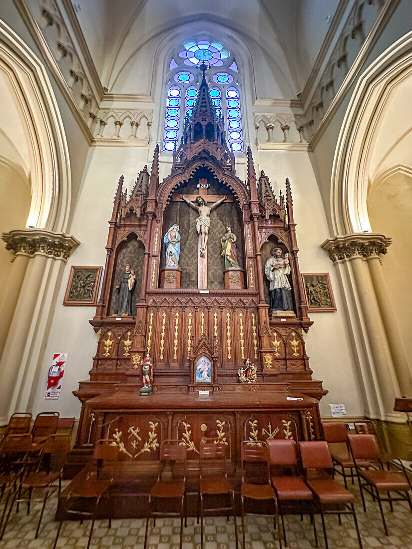 Ein kunstvoll geschnitztes Holzaltarbild in der Kirche San Vicente Ferrer in Godoy Cruz, Mendoza, Argentinien.