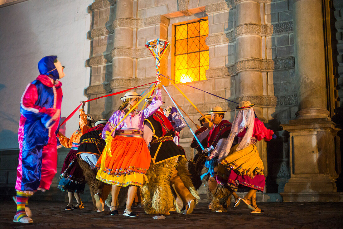 Traditioneller Tanz außerhalb des historischen Zentrums der Stadt Quito, Ecuador, Südamerika