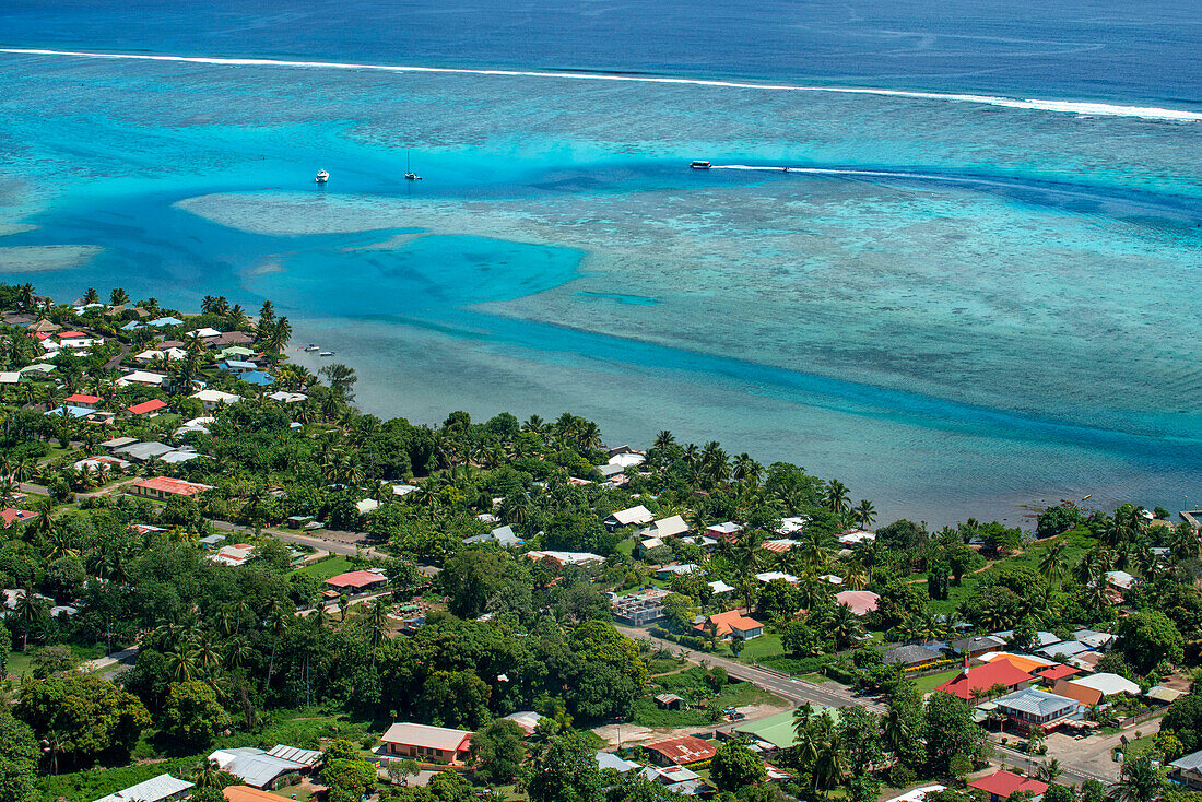 Typische Häuser, Straße und Riff sehen, Insel Moorea (Luftaufnahme), Inseln über dem Winde, Gesellschaftsinseln, Französisch-Polynesien, Pazifischer Ozean.