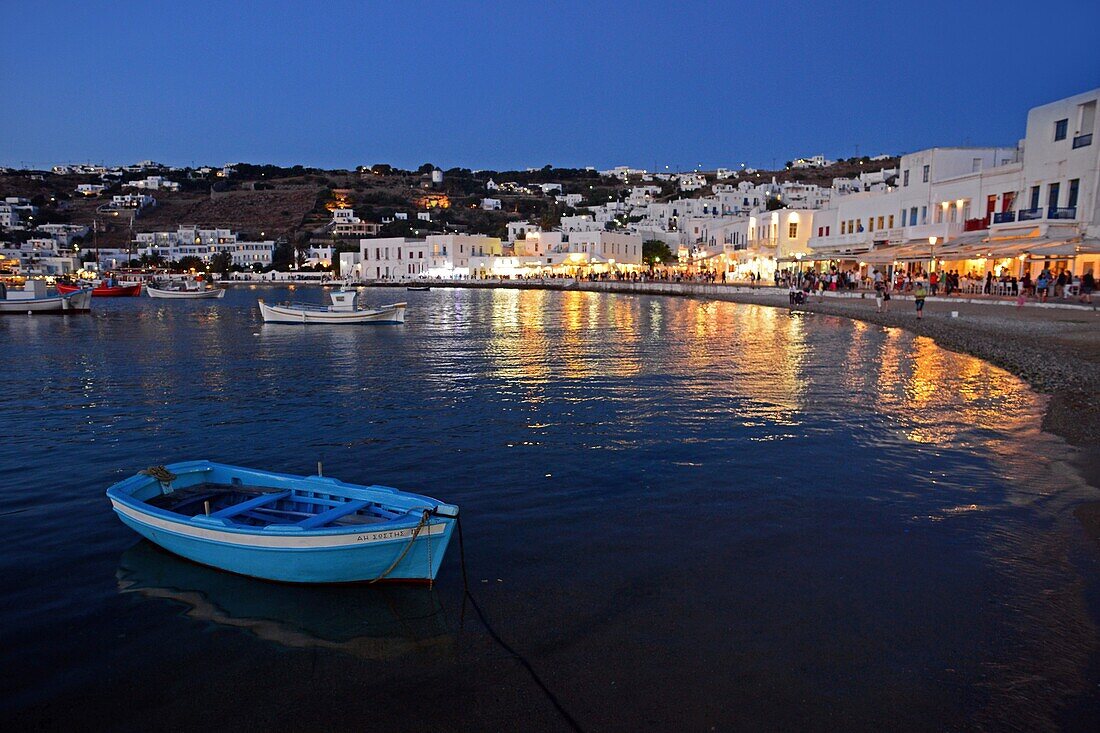 Fischerboote bei Nacht in Mykonos-Stadt, Griechenland