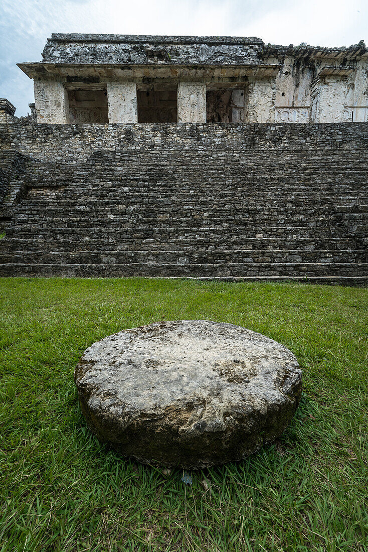 Ein Altar vor dem Palast in den Ruinen der Maya-Stadt Palenque, Palenque-Nationalpark, Chiapas, Mexiko. Eine UNESCO-Welterbestätte.