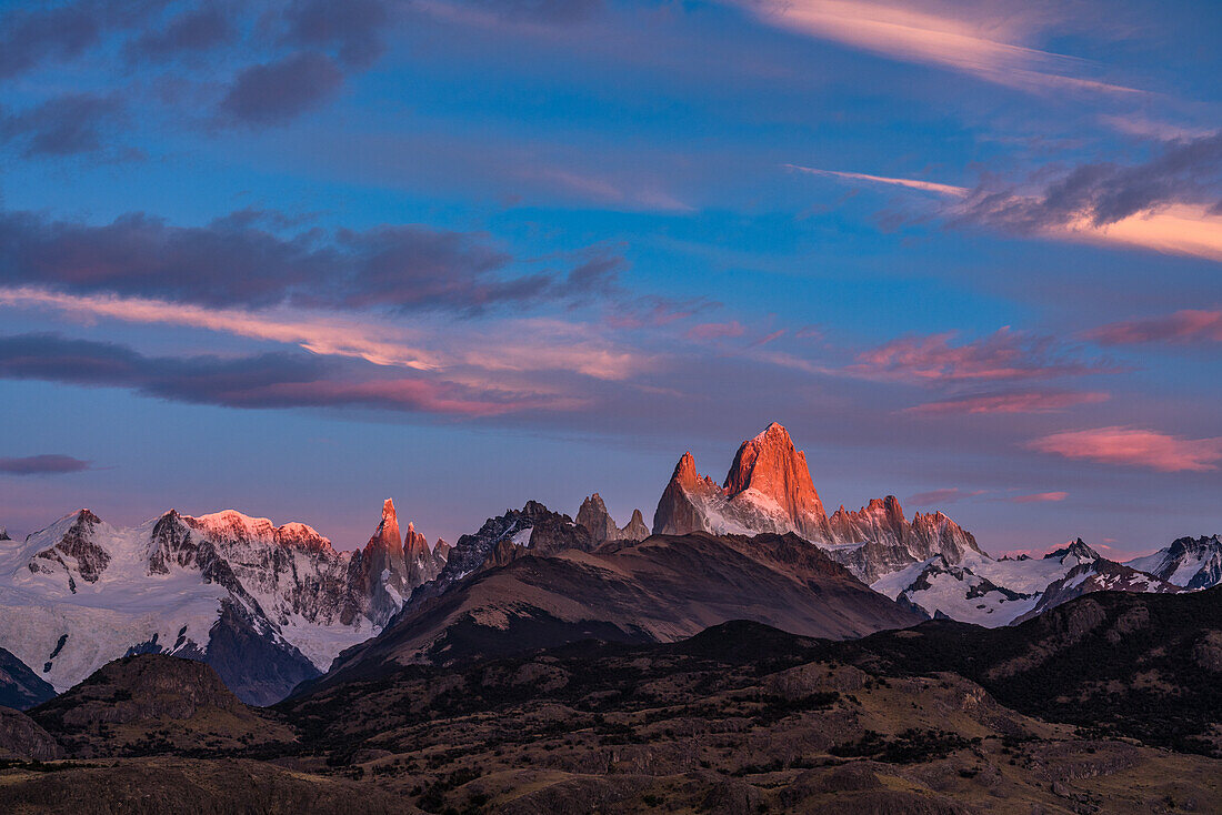 Erstes Licht bei Sonnenaufgang auf dem Fitz Roy Massiv mit Licht auf dem Mount Fitz Roy und Cerro Torre. Nationalpark Los Glaciares bei El Chalten, Argentinien. Ein UNESCO-Weltnaturerbe in der Region Patagonien in Südamerika.