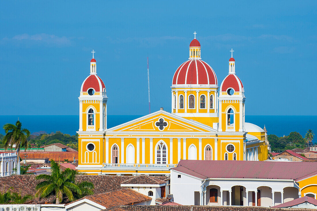 Die Kathedrale von Granada in Granada, Nicaragua. Die ursprüngliche Kirche wurde 1583 erbaut und 1915 wiederaufgebaut.