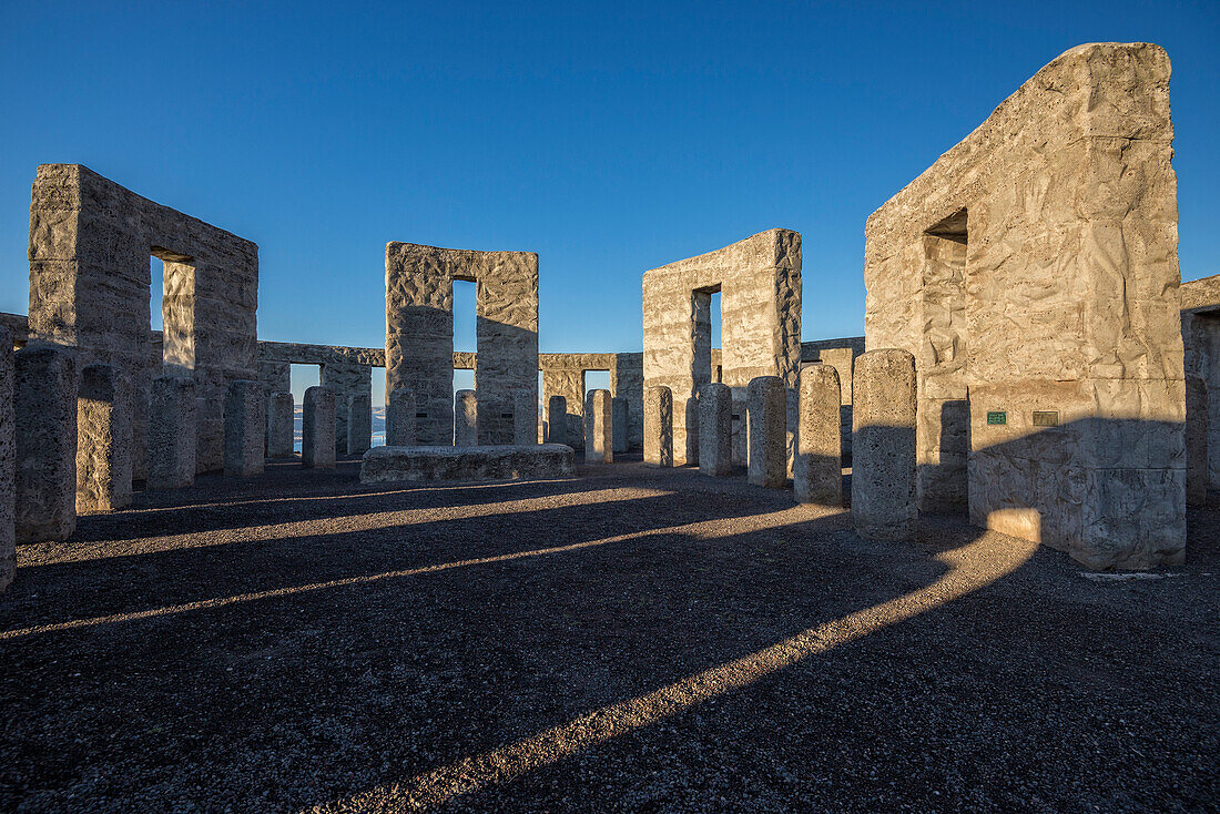 Stonehenge-Denkmal in Maryhill, Washington, mit Blick auf den Columbia River.