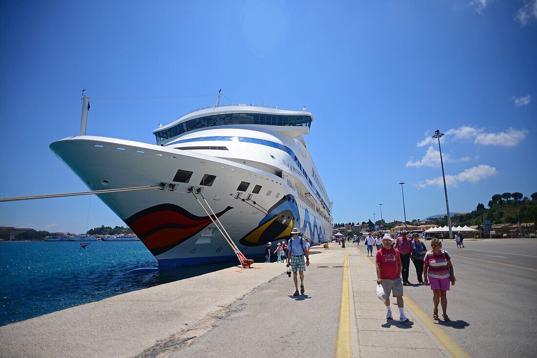 Luxuriöse Kreuzfahrtschiffe in Korfu, Griechenland