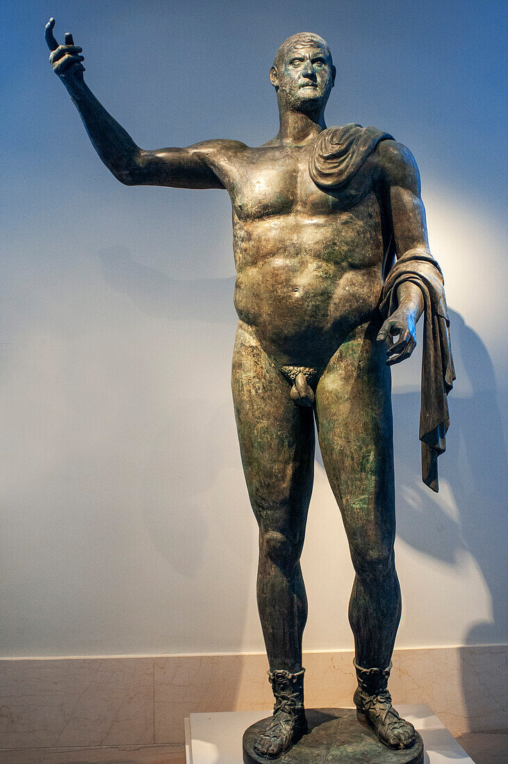 Chamber of the Greco-Roman period in the Metropolitan Museum of Art 1000 Fifth Avenue and 82nd Street. Greek and Roman galleries at the Metropitan Museum of Art in New York City. Bronze statue of the emperor Thebonianus Gallus, Roman A.D. 251-253