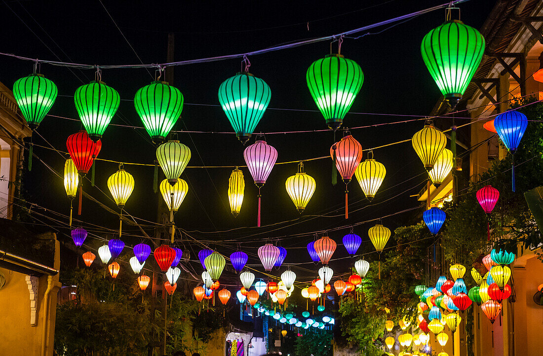 Papierlaternen in den Straßen von Hoi An, Vietnam, während des Vollmond-Laternenfestes in Hoi An