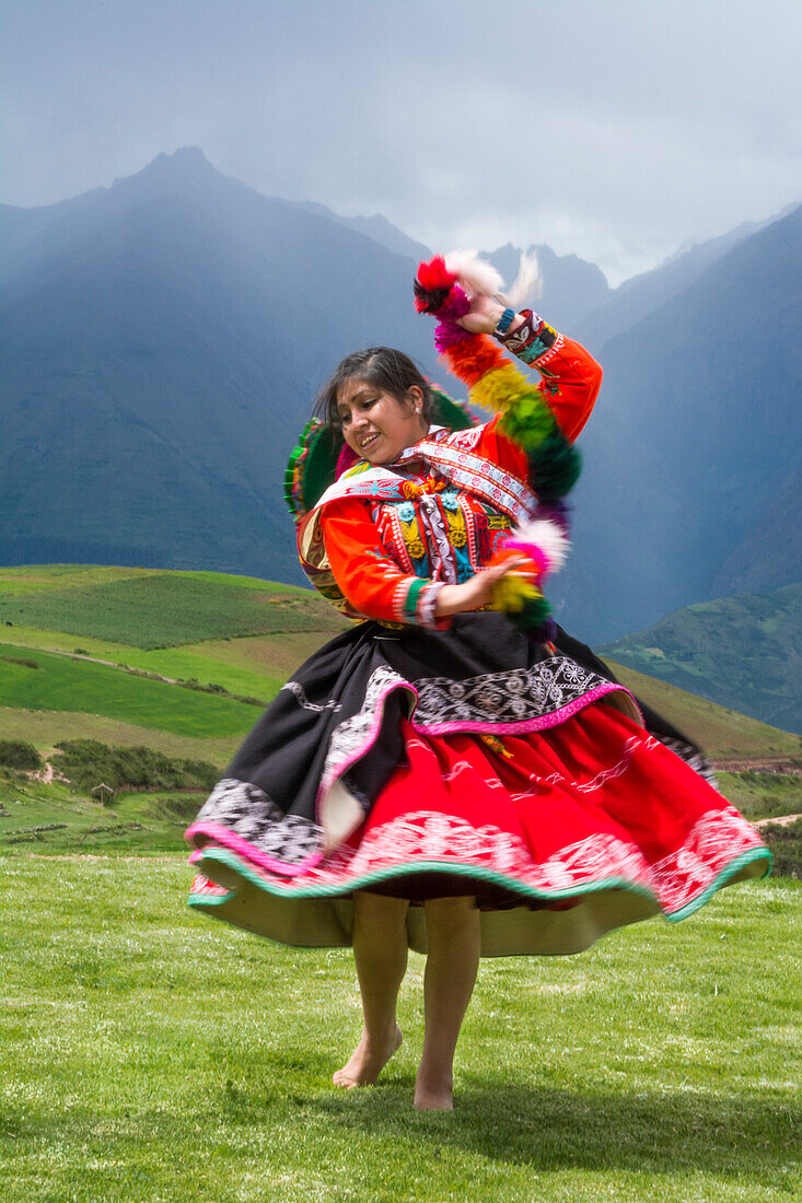 Eine tanzende Quechua-Frau bei einer Aufführung im El Parador de Moray, Sacred Valley, Peru.