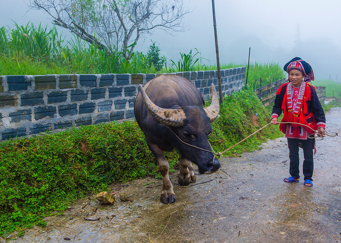 Frau aus der Minderheit der Roten Dao in einem Dorf bei Ha Giang in Vietnam