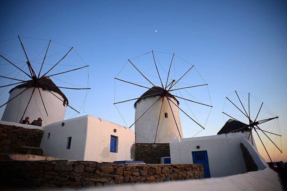 Traditionelle Windmühlen (Kato Milli) bei Sonnenuntergang in Mykonos-Stadt, Griechenland