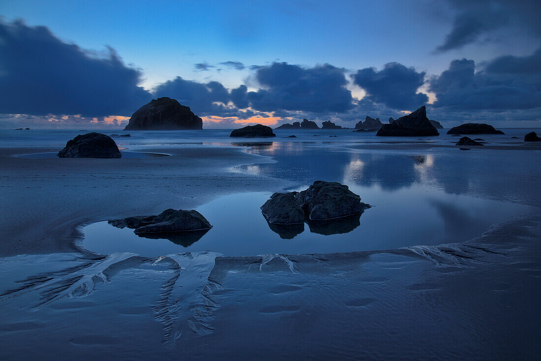 Sonnenuntergang am Strand von Bandon an der Südküste von Oregon.