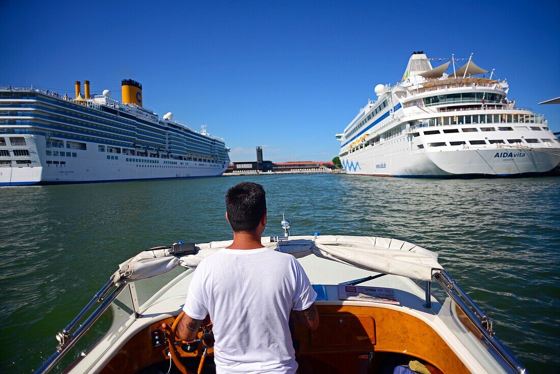 Ankunft mit dem Taxiboot an der Maritimen Station, wo die Kreuzfahrtschiffe anlegen, Venedig, Italien