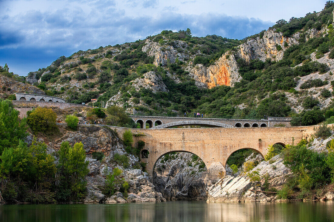 Pont du Diable, die Teufelsbrücke, über den Fluss Hérault, bei Saint Guilhem le Désert, Hérault, Languedoc Roussillon. Saint Jean de Fos, die Pont du Diable über den Fluss Herault auf dem Jakobsweg, von der UNESCO zum Weltkulturerbe erklärt, Herault, Frankreich.
