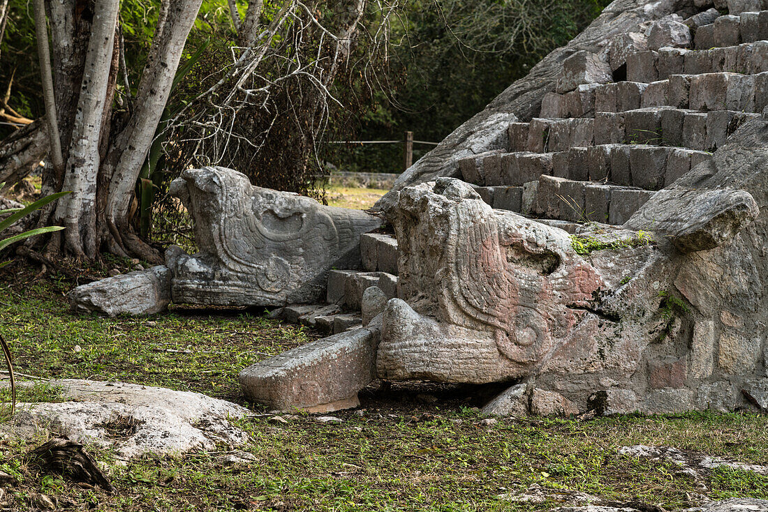 Das Beinhaus oder Osario, der Tempel des Hohepriesters in den Ruinen der großen Maya-Stadt Chichen Itza, Yucatan, Mexiko. Die prähispanische Stadt Chichen-Itza gehört zum UNESCO-Weltkulturerbe.