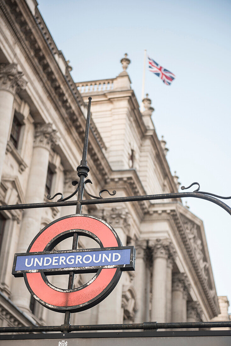 Schild der Londoner U-Bahn-Station Westminster Tube Station, London, England
