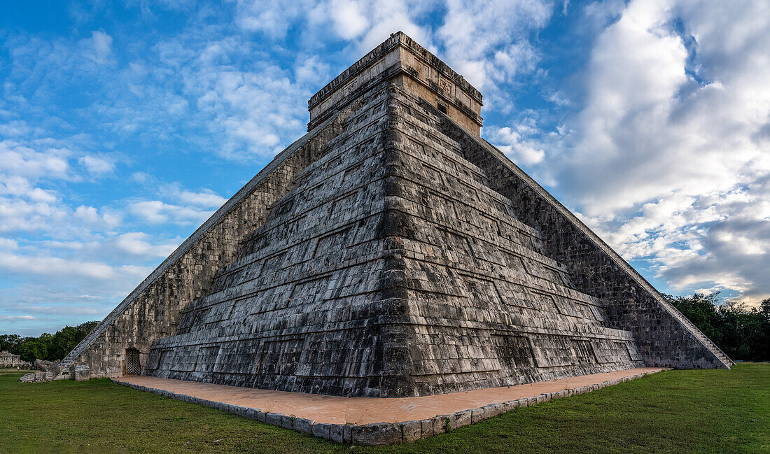 El Castillo oder der Tempel von Kukulkan ist die größte Pyramide in den Ruinen der großen Maya-Stadt Chichen Itza, Yucatan, Mexiko. Die prähispanische Stadt Chichen-Itza gehört zum UNESCO-Weltkulturerbe.