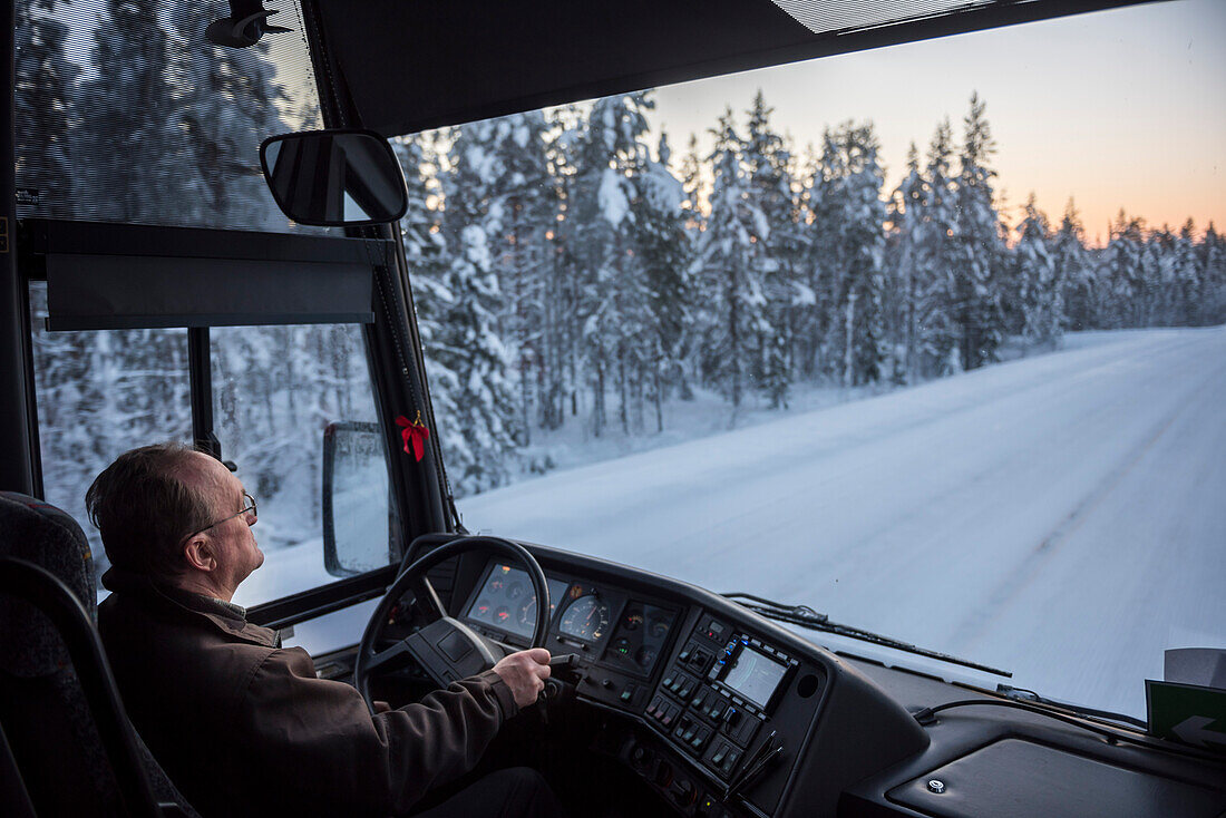 Bustransport auf vereisten Straßen in Finnisch-Lappland, Finnland
