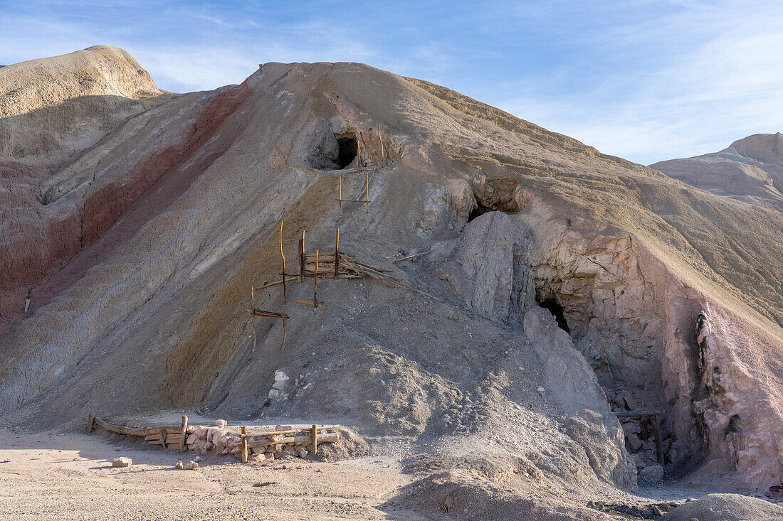 Überreste einer Silbermine aus den 1800er Jahren in der Gegend des Hügels der sieben Farben in der Nähe von Calingasta, Argentinien.