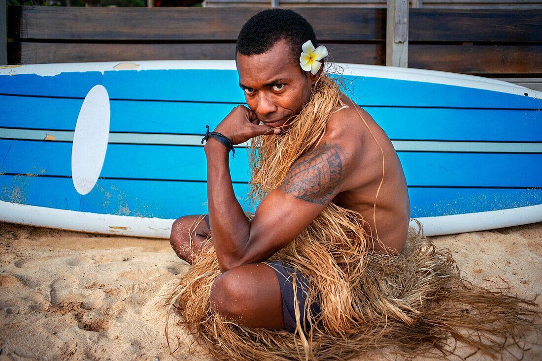 Traditionelles Porträt eines fidschianischen Kriegers im Malolo Island Resort und Likuliku Resort, Mamanucas Inselgruppe Fidschi