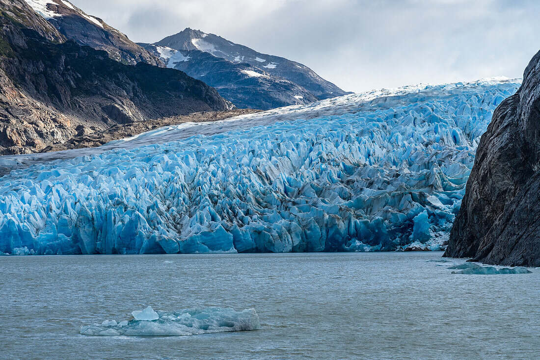 Der Grey-Gletscher und der Lago Grey im Nationalpark Torres del Paine, einem UNESCO-Weltbiosphärenreservat in Chile in der Region Patagonien in Südamerika.
