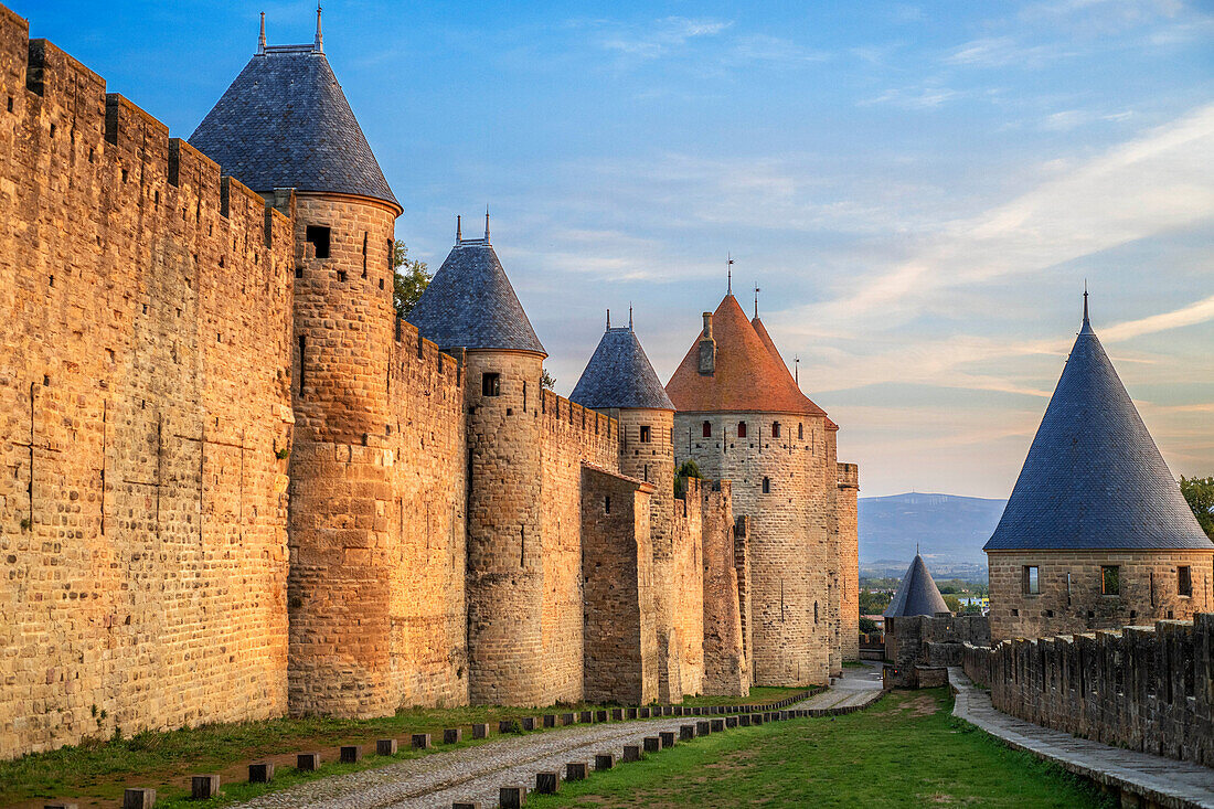 Festungsstadt Carcassonne, mittelalterliche Stadt, die von der UNESCO zum Weltkulturerbe erklärt wurde, harboure d'Aude, Languedoc-Roussillon Midi Pyrenees Aude Frankreich