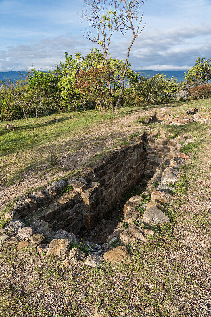 Eingang zu Grab 114 in den präkolumbianischen zapotekischen Ruinen von Monte Alban in Oaxaca, Mexiko. Eine UNESCO-Welterbestätte.