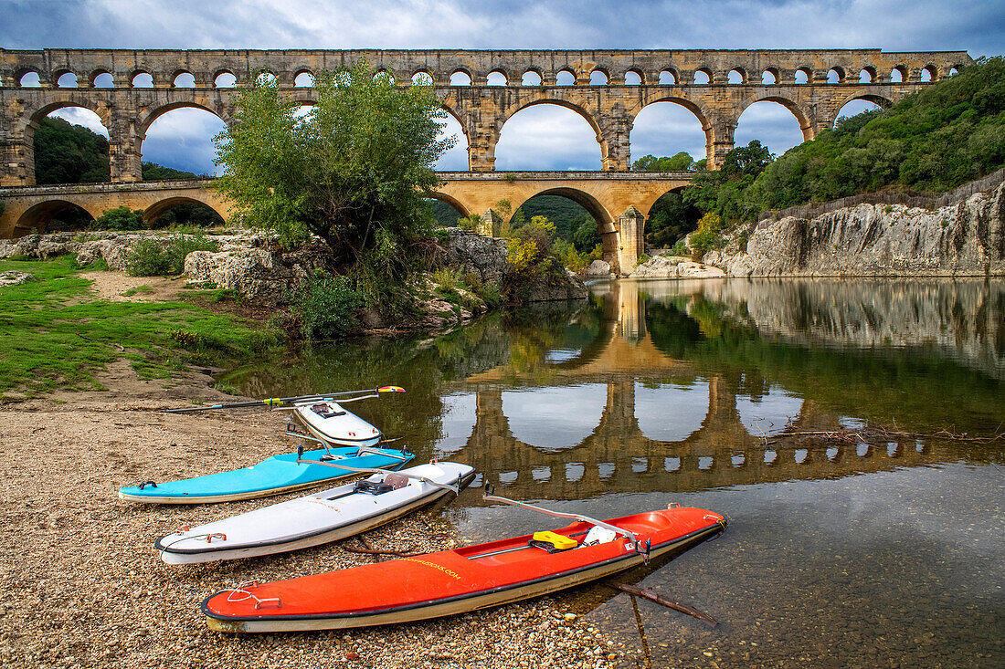 Kajaks in Pont du Gard, Region Languedoc-Roussillon, Frankreich, Unesco-Weltkulturerbe. Das römische Aquädukt überquert den Fluss Gardon in der Nähe von Vers-Pon-du-Gard im Languedoc-Roussillon mit 2000 Jahre alten