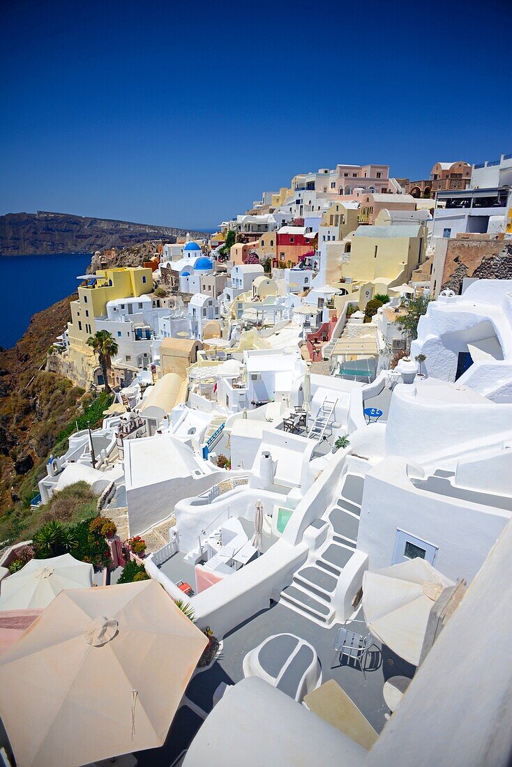 Gebäude am Hang in Oia, Santorin, Griechische Inseln, Griechenland