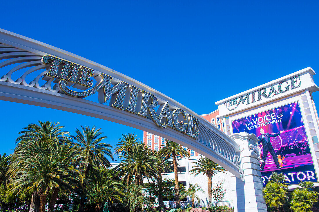 The Mirage Hotel in Las Vegas, Das Hotel wurde 1989 eröffnet und verfügt über 2.884 Zimmer und ein Casino mit 100.000 Quadratmetern Spielfläche.