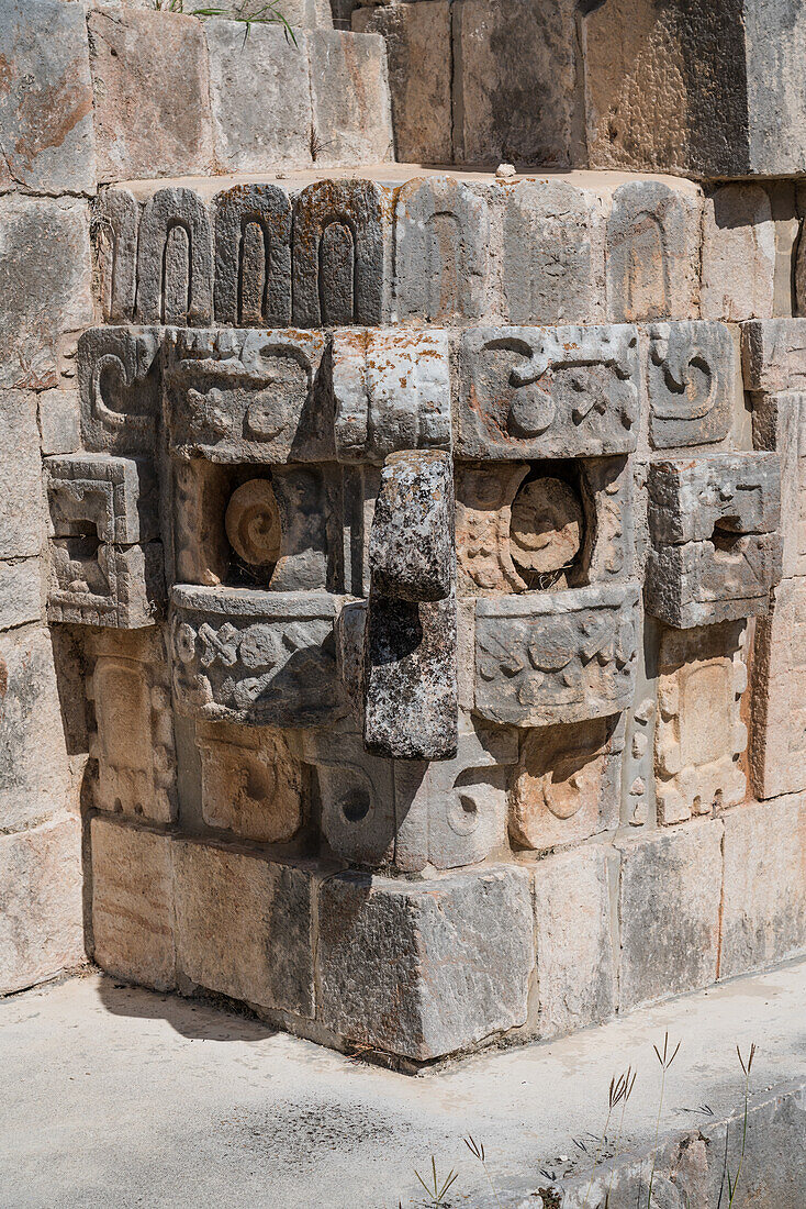 Eine Reihe von Chaac-Masken säumen die Treppe an der Westfassade der Pyramide des Magiers, auch bekannt als Pyramide des Zwerges in den prähispanischen Maya-Ruinen von Uxmal, Mexiko. Chaac ist die Regengottheit der Maya.