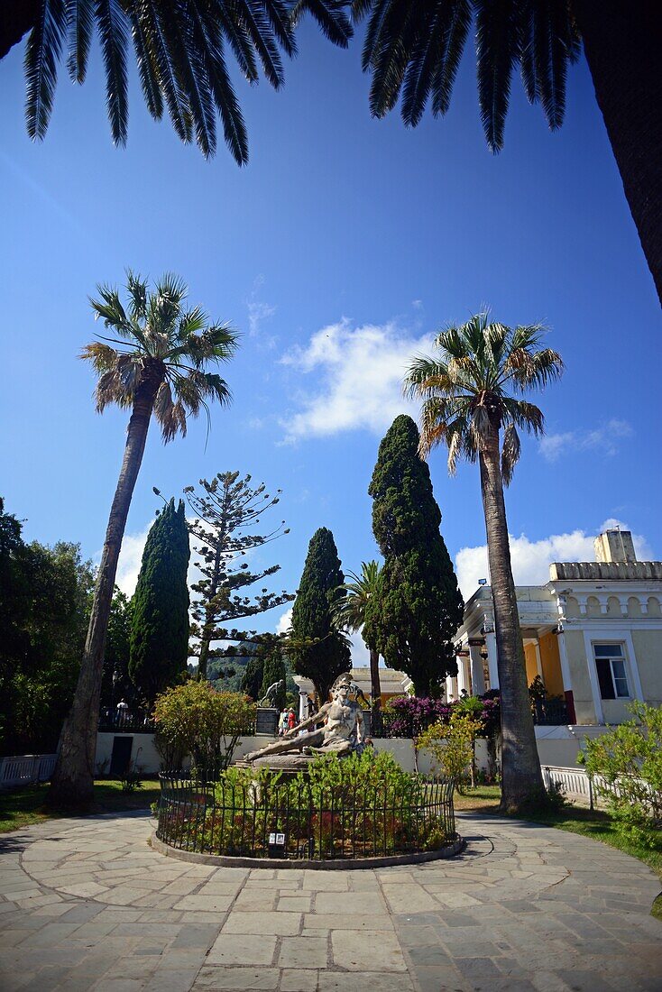 Der sterbende Achilles (Achilleas thniskon) in den Gärten des Achilleion-Palastes im Dorf Gastouri (Sisis geliebter griechischer Sommerpalast), Korfu, Griechenland
