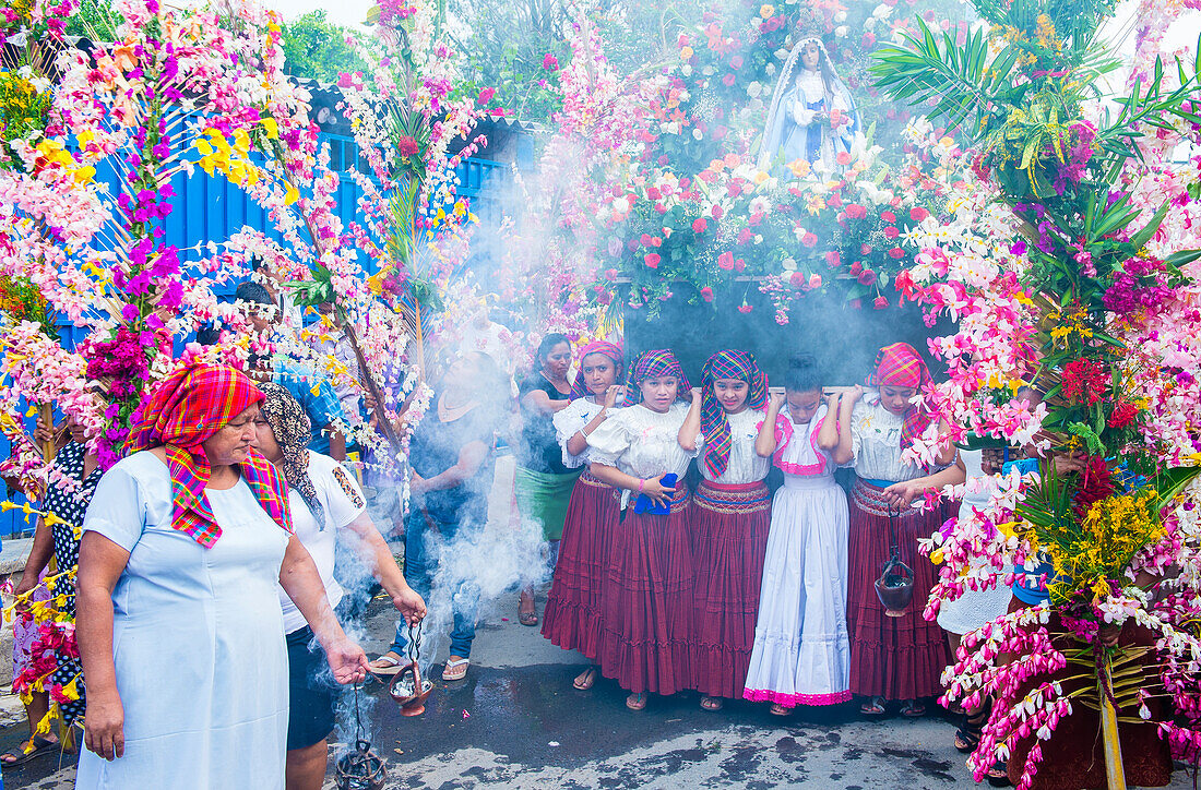 Salvadorianer nehmen an der Prozession des Blumen- und Palmenfestes in Panchimalco, El Salvador, teil.