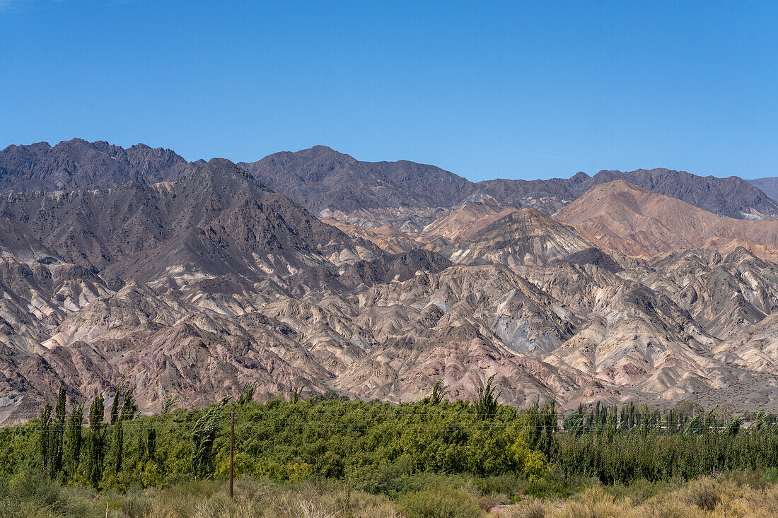 Farbenfrohe Mineralienvorkommen in den Hügeln entlang des Calingasta-Tals in der Provinz San Juan, Argentinien.